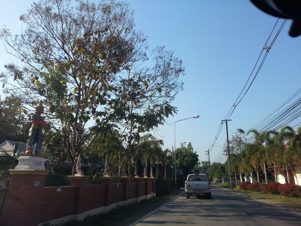ภาพถนนตรงที่ Wat Thung Khao Tok ตั้งอยู่ ถ่ายโดย mishari พ.ศ. 2558 (2015) · A street-level view of where Wat Thung Khao Tok stands, by mishari in 2558 (2015)