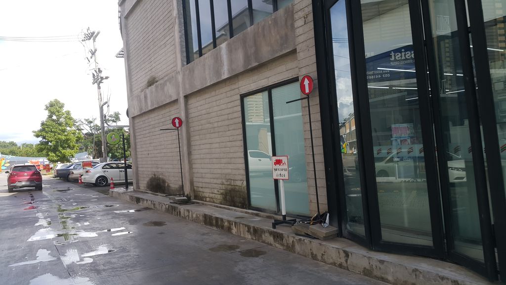 ภาพถนนตรงที่ KZ Pilates ตั้งอยู่ ถ่ายโดย jrcarlsen พ.ศ. 2562 (2019) · A street-level view of where KZ Pilates stands, by jrcarlsen in 2562 (2019)