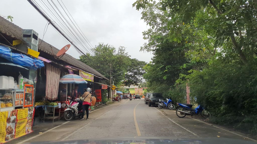 ภาพถนนตรงที่ ลาบสวนสันลมจอย ตั้งอยู่ ถ่ายโดย jrcarlsen พ.ศ. 2564 (2021) · A street-level view of where ลาบสวนสันลมจอย · Lap Suan San Lamachoi stands, by jrcarlsen in 2564 (2021)