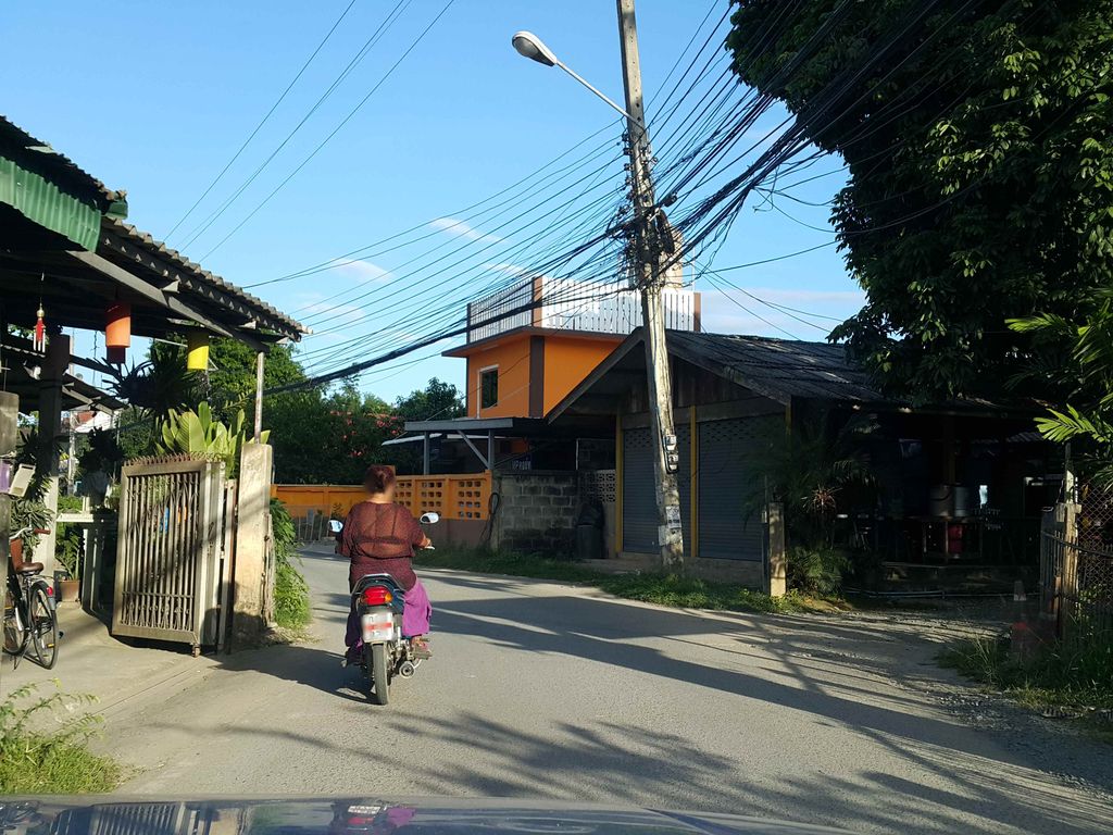 ภาพถนนตรงที่ Ai - Ha JoD malah. หม่าล่าไอ่ห่าจ๊อด ตั้งอยู่ ถ่ายโดย jrcarlsen พ.ศ. 2558 (2015) · A street-level view of where Ai - Ha JoD malah. หม่าล่าไอ่ห่าจ๊อด stands, by jrcarlsen in 2558 (2015)