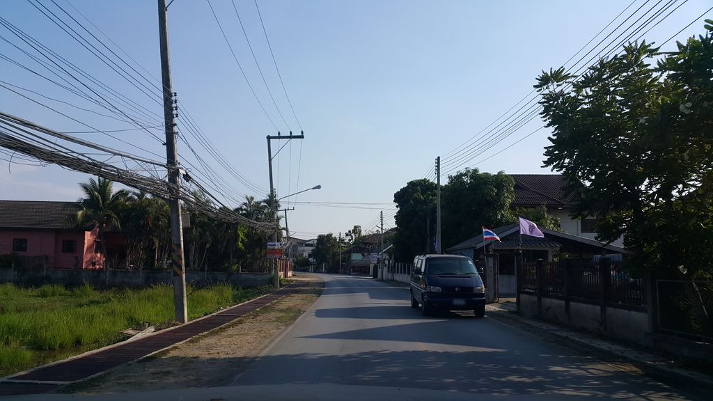 ภาพถนนตรงที่ ชิปป์สไมล์สาขา บ่อหิน ตั้งอยู่ ถ่ายโดย jrcarlsen พ.ศ. 2560 (2017) · A street-level view of where ชิปป์สไมล์สาขา บ่อหิน · Chipsamai Sakha Bo Hin stands, by jrcarlsen in 2560 (2017)