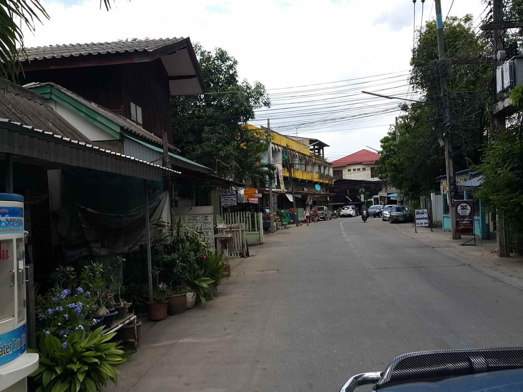 ภาพถนนตรงที่ Oriental Siam Resort Chiangmai ตั้งอยู่ ถ่ายโดย jrcarlsen พ.ศ. 2558 (2015) · A street-level view of where Oriental Siam Resort Chiangmai stands, by jrcarlsen in 2558 (2015)