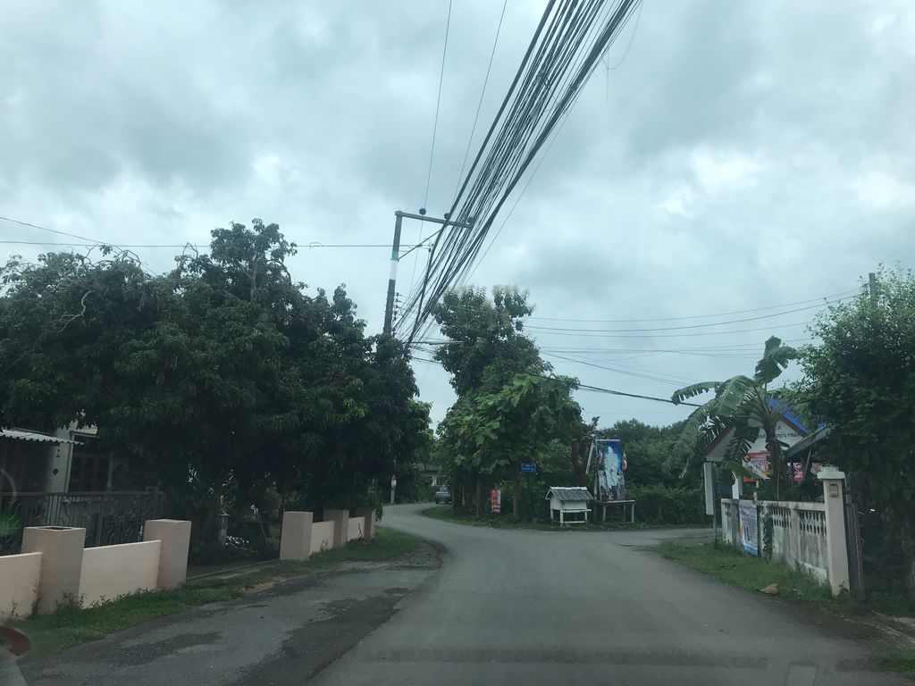 ภาพถนนตรงที่ เตี๋ยวเรือคุณหมู ตั้งอยู่ ถ่ายโดย prasert พ.ศ. 2561 (2018) · A street-level view of where เตี๋ยวเรือคุณหมู · Tiaoruea Khun Mu stands, by prasert in 2561 (2018)