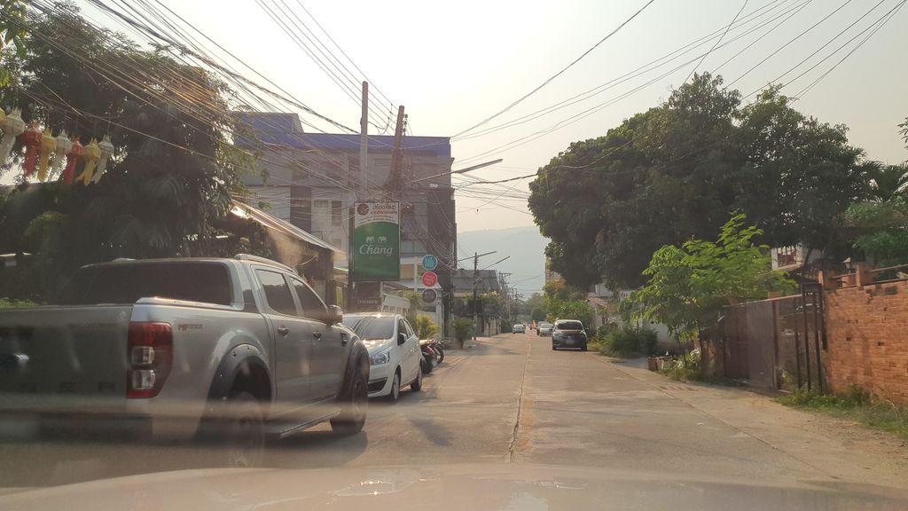 ภาพถนนตรงที่ Siriluxe Residence Chiang Mai ตั้งอยู่ ถ่ายโดย jrcarlsen พ.ศ. 2565 (2022) · A street-level view of where Siriluxe Residence Chiang Mai stands, by jrcarlsen in 2565 (2022)