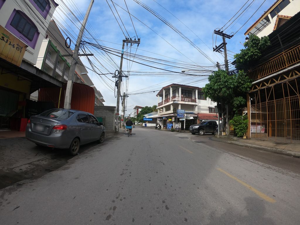ภาพถนนตรงที่ ครัวป้าแป๊ะ ตั้งอยู่ ถ่ายโดย chanuwath_grab พ.ศ. 2562 (2019) · A street-level view of where ครัวป้าแป๊ะ · Khruapapae stands, by chanuwath_grab in 2562 (2019)