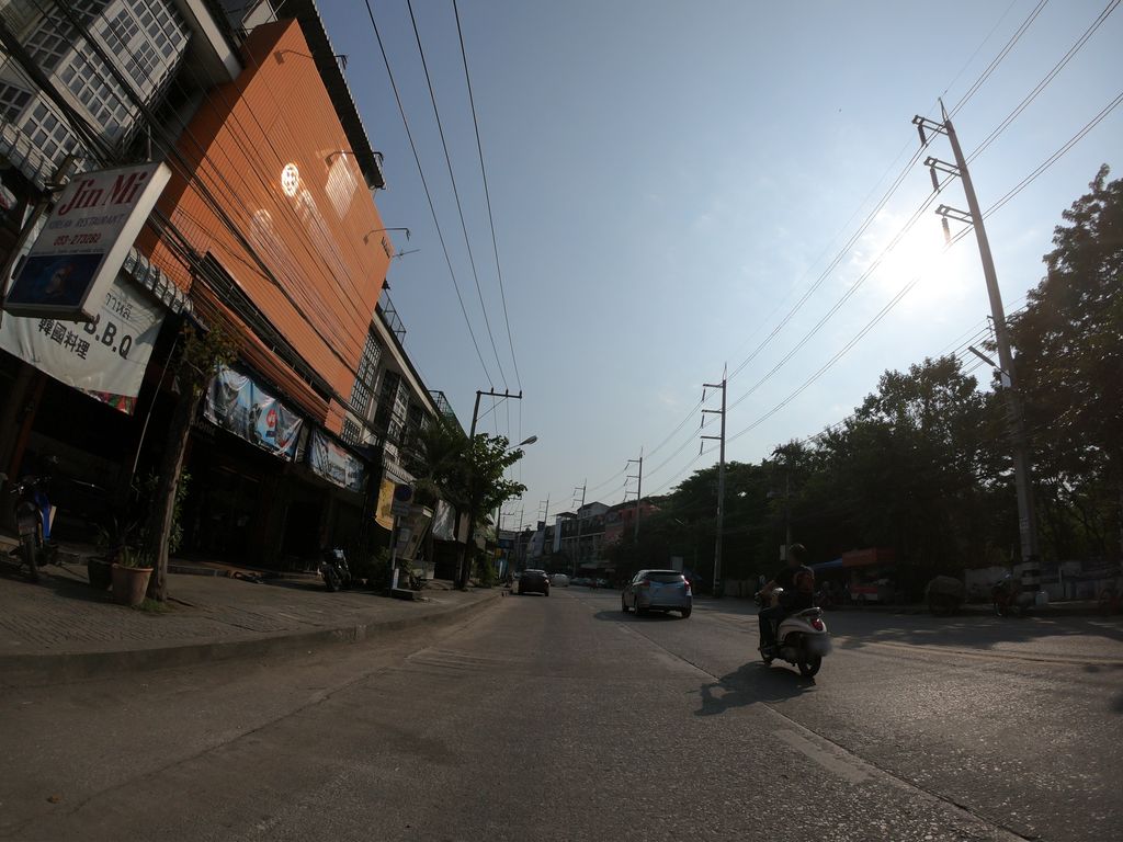 ภาพถนนตรงที่ Music Instrument Workshop ตั้งอยู่ ถ่ายโดย chanuwath_grab พ.ศ. 2562 (2019) · A street-level view of where Music Instrument Workshop stands, by chanuwath_grab in 2562 (2019)