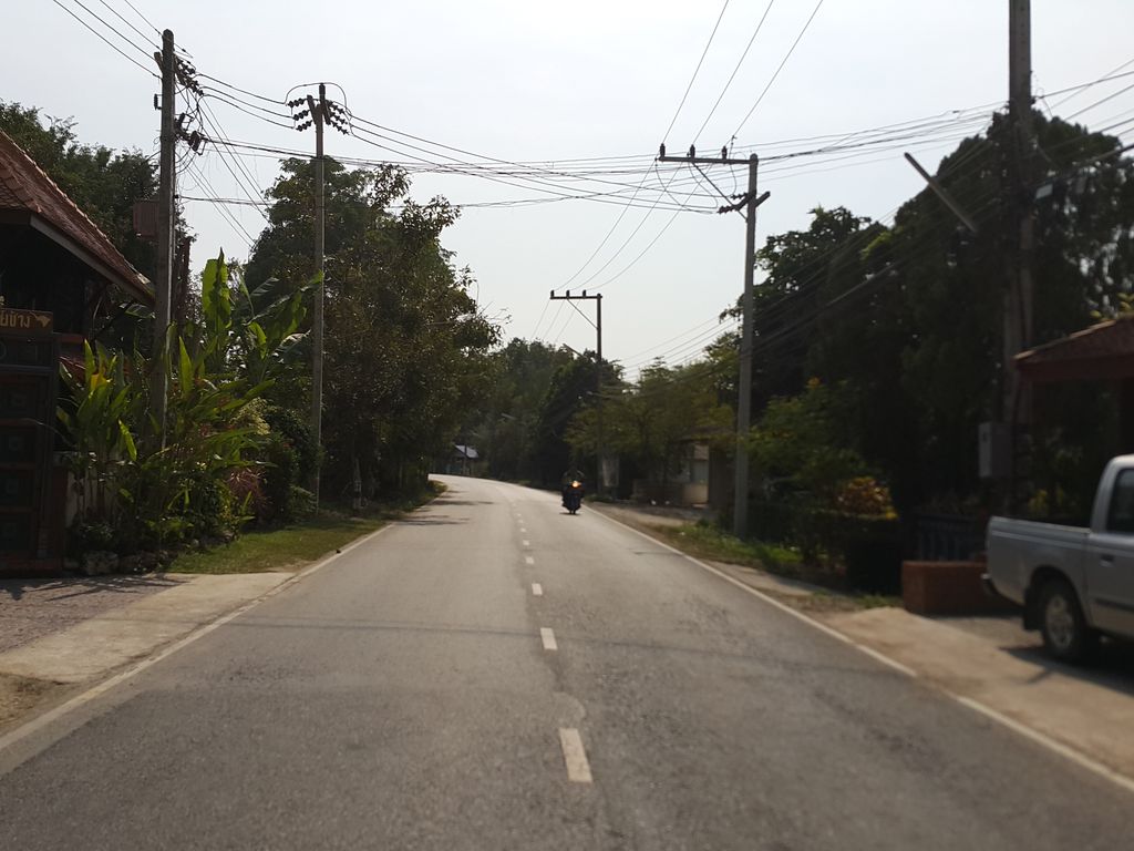 ภาพถนนตรงที่ Baan Thip Chang :: Private Villa, Chiang Mai ตั้งอยู่ ถ่ายโดย jrcarlsen พ.ศ. 2558 (2015) · A street-level view of where Baan Thip Chang :: Private Villa, Chiang Mai stands, by jrcarlsen in 2558 (2015)