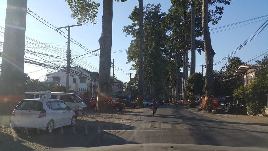ภาพถนนตรงที่ ร้านหนองผึ้งหมูสด ตั้งอยู่ ถ่ายโดย jrcarlsen พ.ศ. 2562 (2019) · A street-level view of where ร้านหนองผึ้งหมูสด · Ran Nong Phueng Mutda stands, by jrcarlsen in 2562 (2019)
