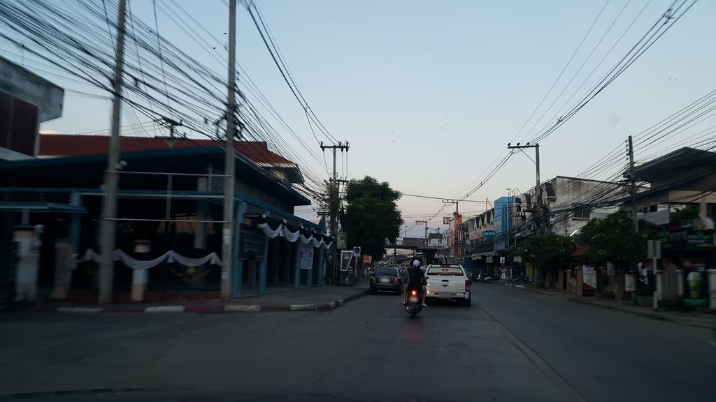 ภาพถนนตรงที่ ธารเกษตรฟิชชิ่ง สันป่าตอง l บ่อตกปลา ขายปลา ตั้งอยู่ ถ่ายโดย jrcarlsen พ.ศ. 2559 (2016) · A street-level view of where ธารเกษตรฟิชชิ่ง สันป่าตอง l บ่อตกปลา ขายปลา · Than Kaset Fishing San Pa Tong L Bo Tokpla Khaipla stands, by jrcarlsen in 2559 (2016)