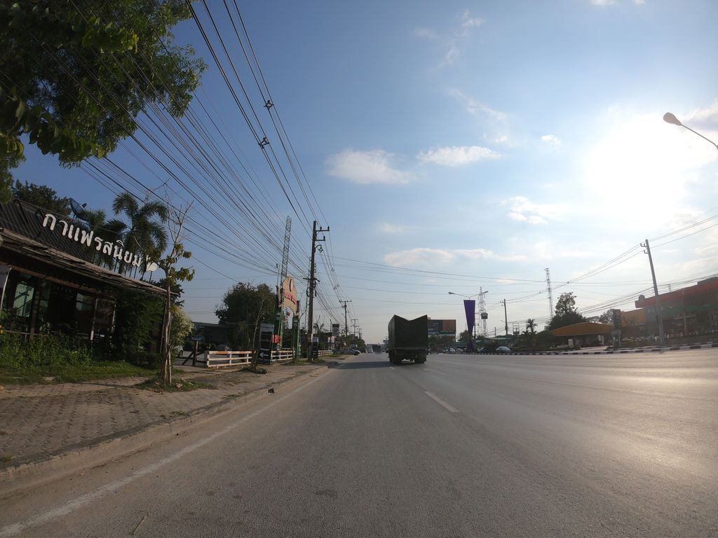 ภาพถนนตรงที่ ร้านดอกไม้น้องแยมส้ม เชียงใหม่ รับจัดช่อ แจกัน พวงหรีด ราคาถูก ตั้งอยู่ ถ่ายโดย chanuwath_grab พ.ศ. 2562 (2019) · A street-level view of where ร้านดอกไม้น้องแยมส้ม เชียงใหม่ รับจัดช่อ แจกัน พวงหรีด ราคาถูก · Ran Dokmai Nongyaem Som Chiang Mai Rapchatcho Chaekan Phuangrit Rakhathuk stands, by chanuwath_grab in 2562 (2019)