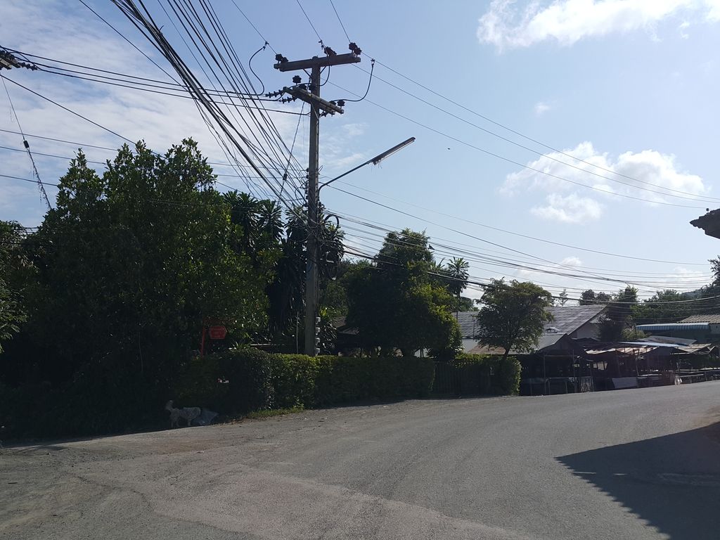 ภาพถนนตรงที่ Nui_motorchiangmai ตั้งอยู่ ถ่ายโดย jrcarlsen พ.ศ. 2558 (2015) · A street-level view of where Nui_motorchiangmai stands, by jrcarlsen in 2558 (2015)