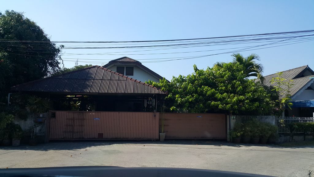 ภาพถนนตรงที่ A&J แมนชั่น ตั้งอยู่ ถ่ายโดย jrcarlsen พ.ศ. 2560 (2017) · A street-level view of where A&J แมนชั่น · A&J Mansion stands, by jrcarlsen in 2560 (2017)