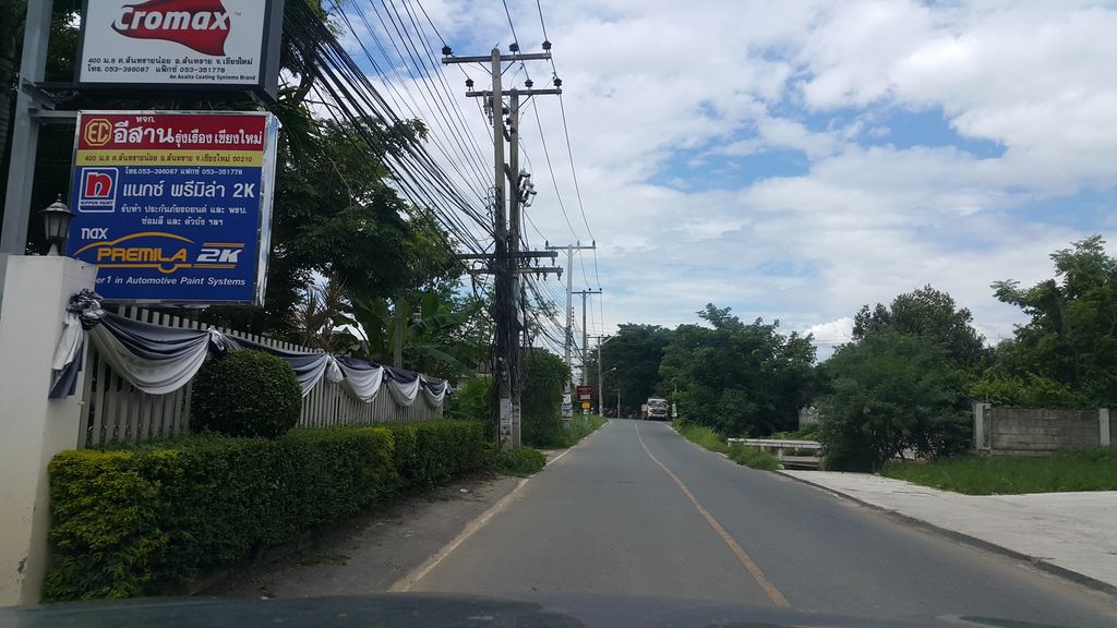 ภาพถนนตรงที่ ร้านทำเล็บ ต่อขนตา แม็กซี่เนล สตูดิโอ สันทราย ตั้งอยู่ ถ่ายโดย jrcarlsen พ.ศ. 2560 (2017) · A street-level view of where ร้านทำเล็บ ต่อขนตา แม็กซี่เนล สตูดิโอ สันทราย · Ran Thamlep Toknata Maeksinen Studio San Sai stands, by jrcarlsen in 2560 (2017)