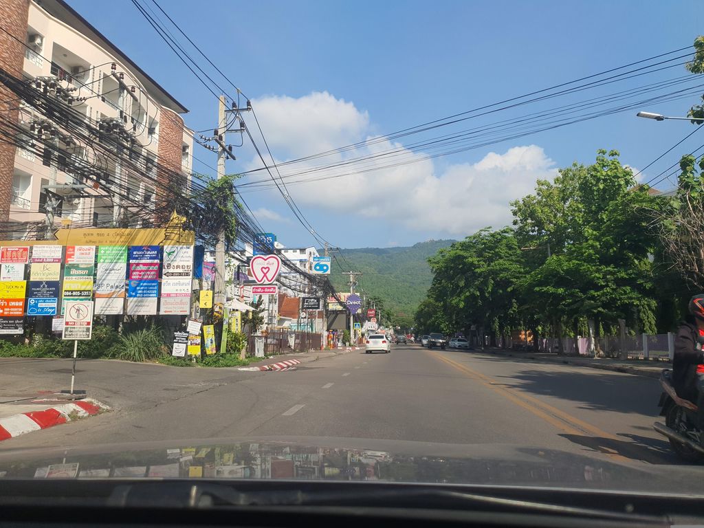 ภาพถนนตรงที่ กะเพราเนื้อเนื้อ ตั้งอยู่ ถ่ายโดย jrcarlsen พ.ศ. 2566 (2023) · A street-level view of where กะเพราเนื้อเนื้อ · Kaphrao Nuea Nuea stands, by jrcarlsen in 2566 (2023)