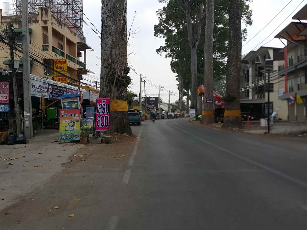 ภาพถนนตรงที่ เสรีเวสป้า ตั้งอยู่ ถ่ายโดย jrcarlsen พ.ศ. 2558 (2015) · A street-level view of where เสรีเวสป้า · Sewetpa stands, by jrcarlsen in 2558 (2015)