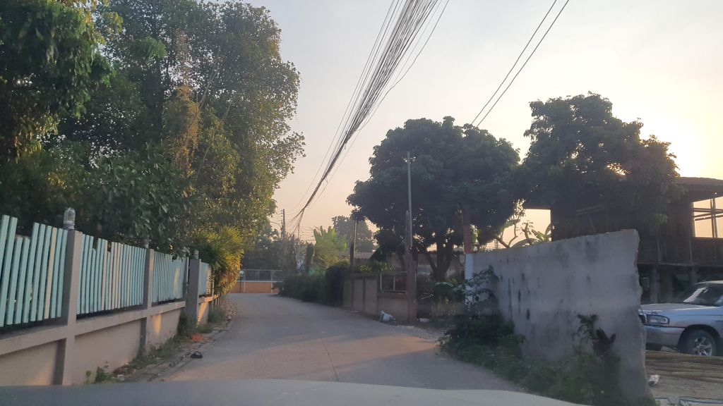 ภาพถนนตรงที่ บ.เบนการสุรา ตั้งอยู่ ถ่ายโดย jrcarlsen พ.ศ. 2566 (2023) · A street-level view of where บ.เบนการสุรา · Ba.benkansura stands, by jrcarlsen in 2566 (2023)