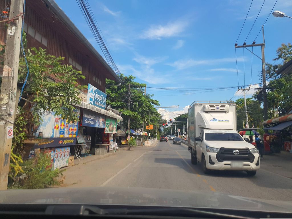 ภาพถนนตรงที่ บุญยอดรถบ้านเชียงใหม่ ตั้งอยู่ ถ่ายโดย jrcarlsen พ.ศ. 2566 (2023) · A street-level view of where บุญยอดรถบ้านเชียงใหม่ · Bun Yot Rotban Chiang Mai stands, by jrcarlsen in 2566 (2023)