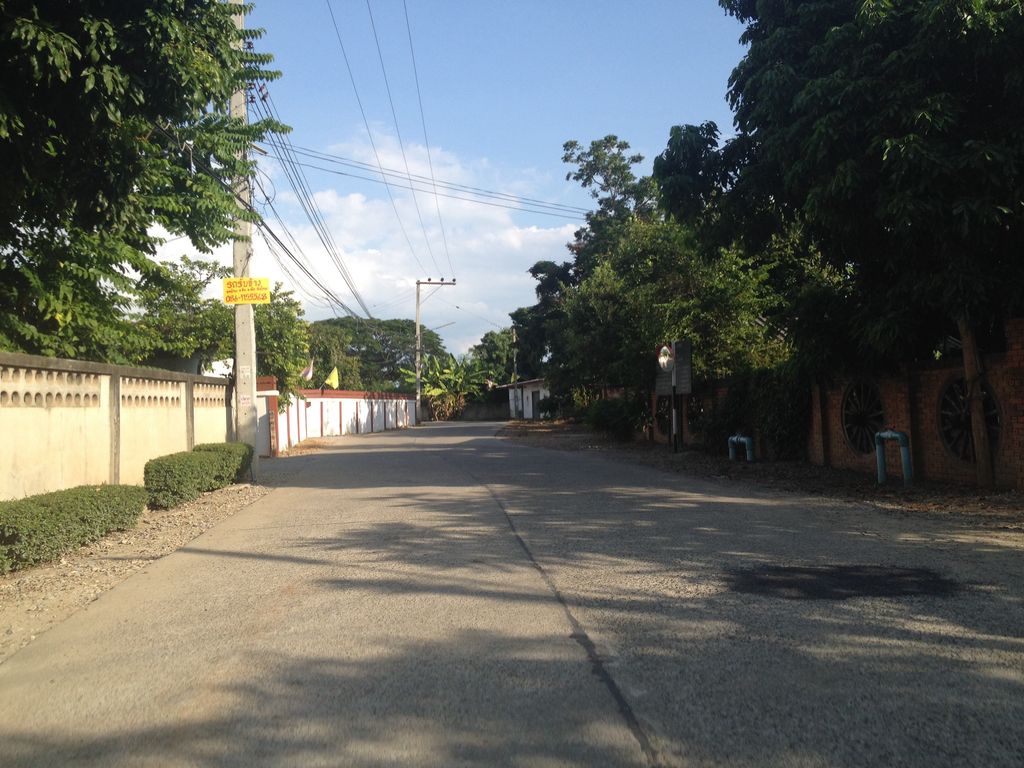 ภาพถนนตรงที่ เฟร้นฟรายชีสเยิ้ม ตั้งอยู่ ถ่ายโดย jimwatana พ.ศ. 2558 (2015) · A street-level view of where เฟร้นฟรายชีสเยิ้ม · Frenfa Rai Cheese Yoem stands, by jimwatana in 2558 (2015)