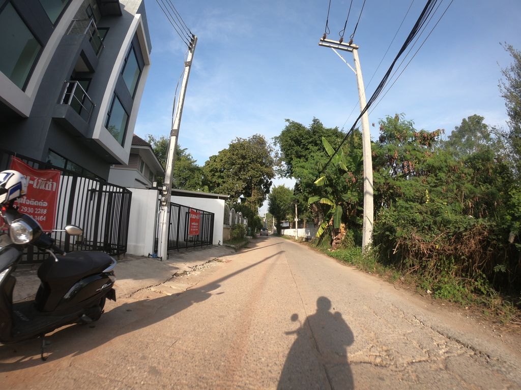 ภาพถนนตรงที่ ร้านศิริพร บิวตี้ ตั้งอยู่ ถ่ายโดย chanuwath_grab พ.ศ. 2562 (2019) · A street-level view of where ร้านศิริพร บิวตี้ · Ran Siripra Beauty stands, by chanuwath_grab in 2562 (2019)