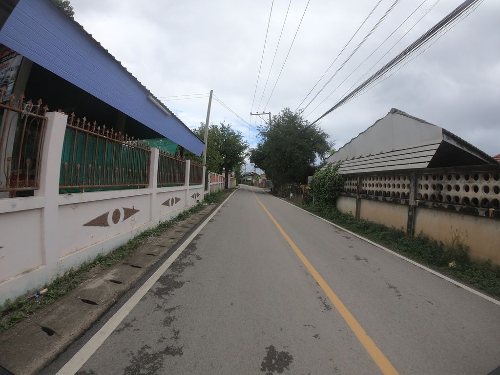 ภาพถนนตรงที่ ร้านลาบน้องญา ตั้งอยู่ ถ่ายโดย chanuwath_grab พ.ศ. 2562 (2019) · A street-level view of where ร้านลาบน้องญา · Ran Lap Nong Ya stands, by chanuwath_grab in 2562 (2019)