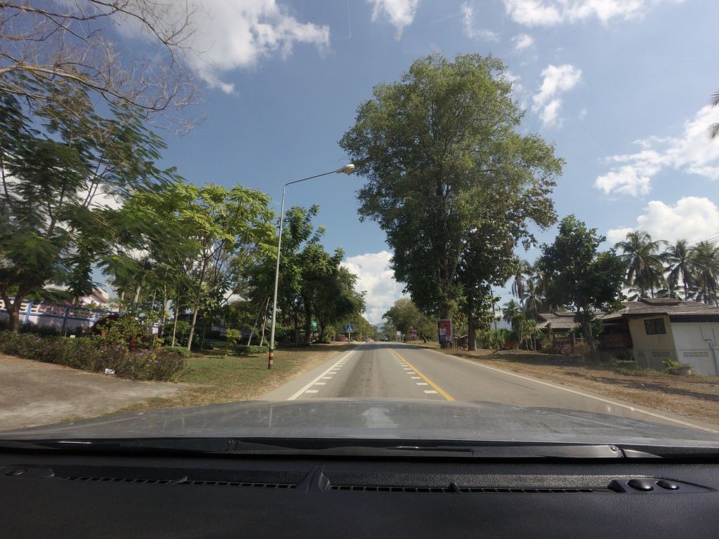 ภาพถนนตรงที่ DujDao Organic Farm ตั้งอยู่ ถ่ายโดย mishari พ.ศ. 2563 (2020) · A street-level view of where DujDao Organic Farm stands, by mishari in 2563 (2020)