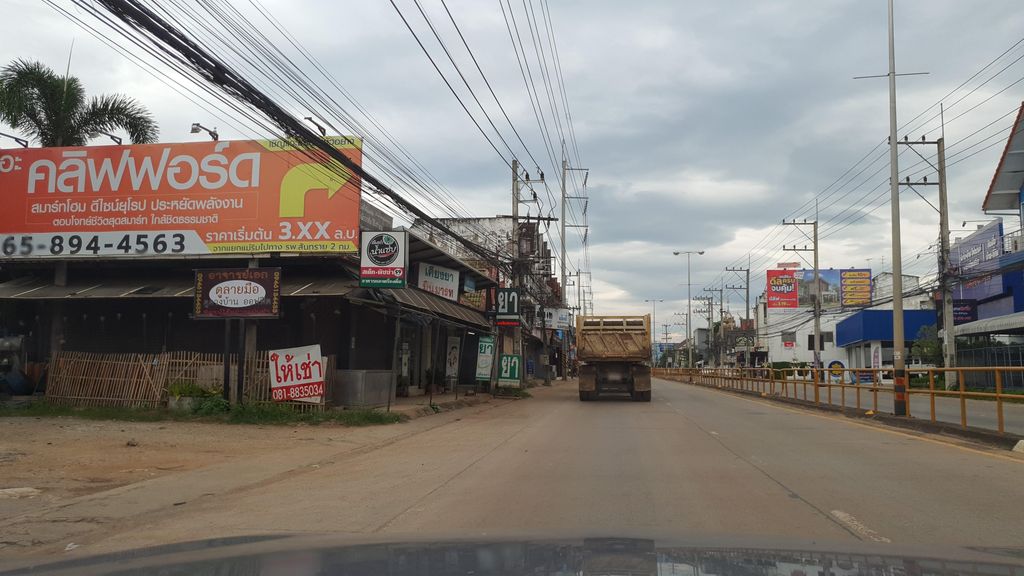 ภาพถนนตรงที่ ก๋วยเตี๋ยวมีชัย ตั้งอยู่ ถ่ายโดย jrcarlsen พ.ศ. 2564 (2021) · A street-level view of where ก๋วยเตี๋ยวมีชัย · Kuaitiao Michai stands, by jrcarlsen in 2564 (2021)
