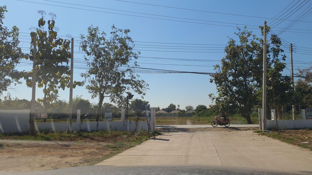 ภาพถนนตรงที่ อารยา สารภี ตั้งอยู่ ถ่ายโดย jrcarlsen พ.ศ. 2565 (2022) · A street-level view of where อารยา สารภี · Anya Saraphi stands, by jrcarlsen in 2565 (2022)