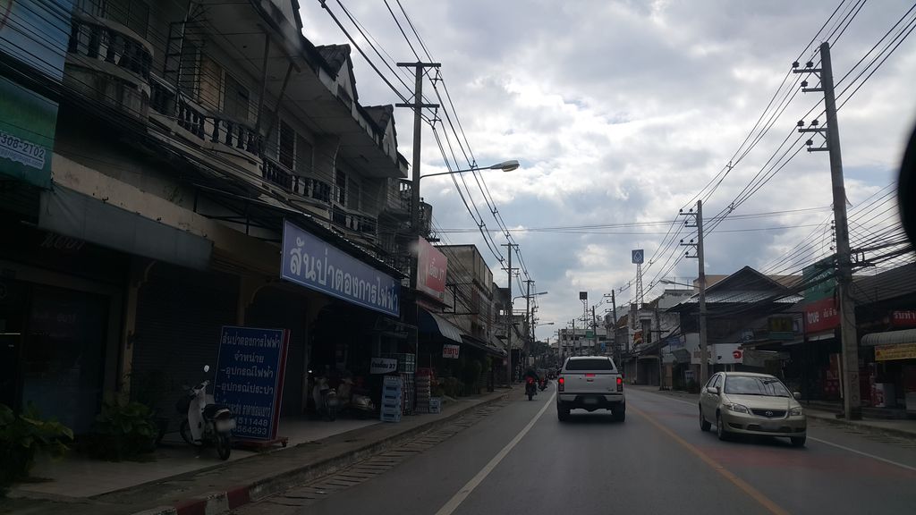 ภาพถนนตรงที่ สถานธนานุบาลเทศบาลตำบลสันป่าตอง ตั้งอยู่ ถ่ายโดย jrcarlsen พ.ศ. 2561 (2018) · A street-level view of where สถานธนานุบาลเทศบาลตำบลสันป่าตอง · Sathanthananuban Thetsaban Tambon San Pa Tong stands, by jrcarlsen in 2561 (2018)