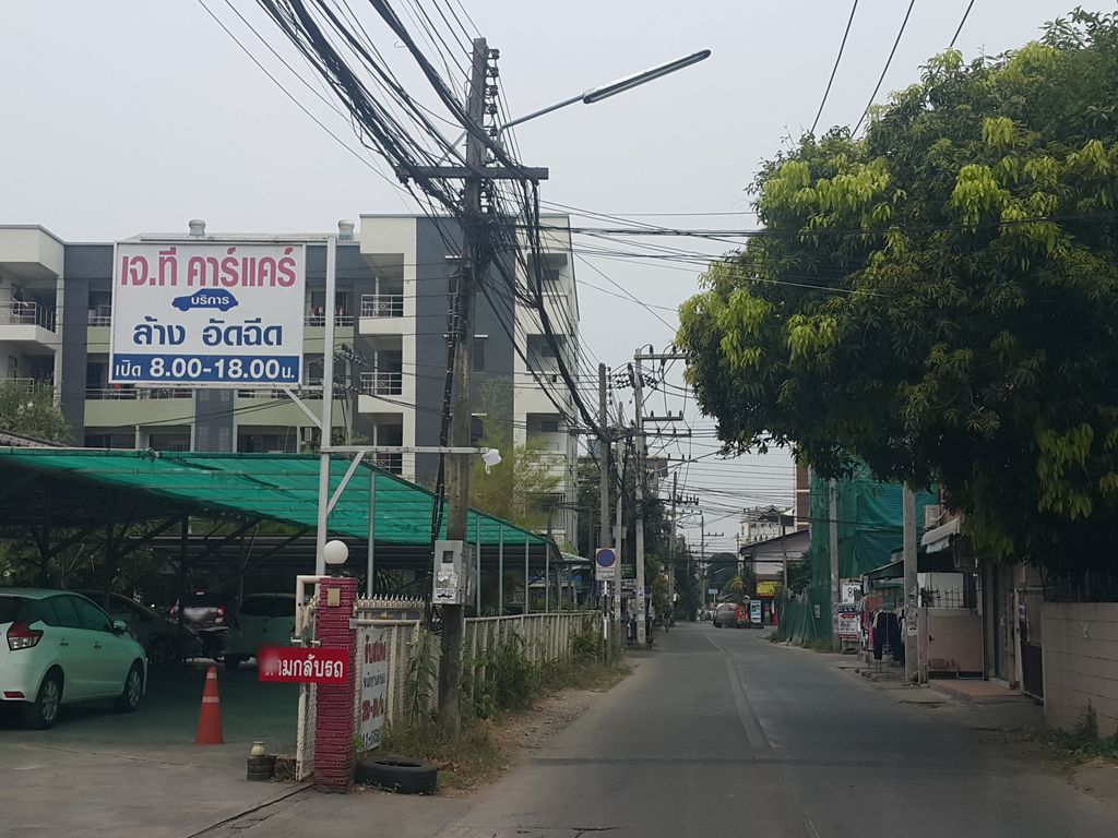 ภาพถนนตรงที่ พีระพงษ์แมนชั่น ตั้งอยู่ ถ่ายโดย jrcarlsen พ.ศ. 2559 (2016) · A street-level view of where พีระพงษ์แมนชั่น · Phira Phong Mansion stands, by jrcarlsen in 2559 (2016)