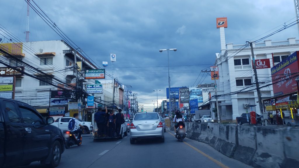 ภาพถนนตรงที่ ร้านสมพงษ์ ข้าวต้มปลาสัตหีบ ตั้งอยู่ ถ่ายโดย silamanee พ.ศ. 2561 (2018) · A street-level view of where ร้านสมพงษ์ ข้าวต้มปลาสัตหีบ · Ran Samaphong Khaotompla Sathip stands, by silamanee in 2561 (2018)