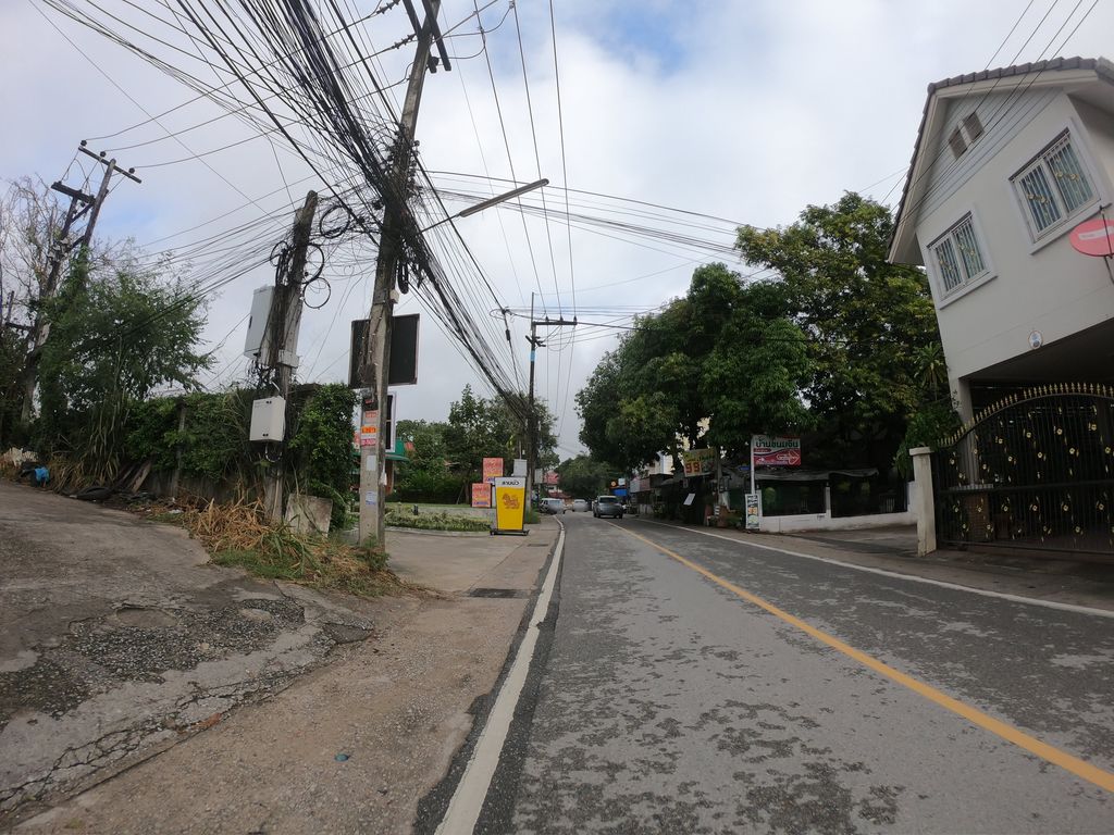 ภาพถนนตรงที่ Lis hometel ตั้งอยู่ ถ่ายโดย chanuwath_grab พ.ศ. 2562 (2019) · A street-level view of where Lis hometel stands, by chanuwath_grab in 2562 (2019)