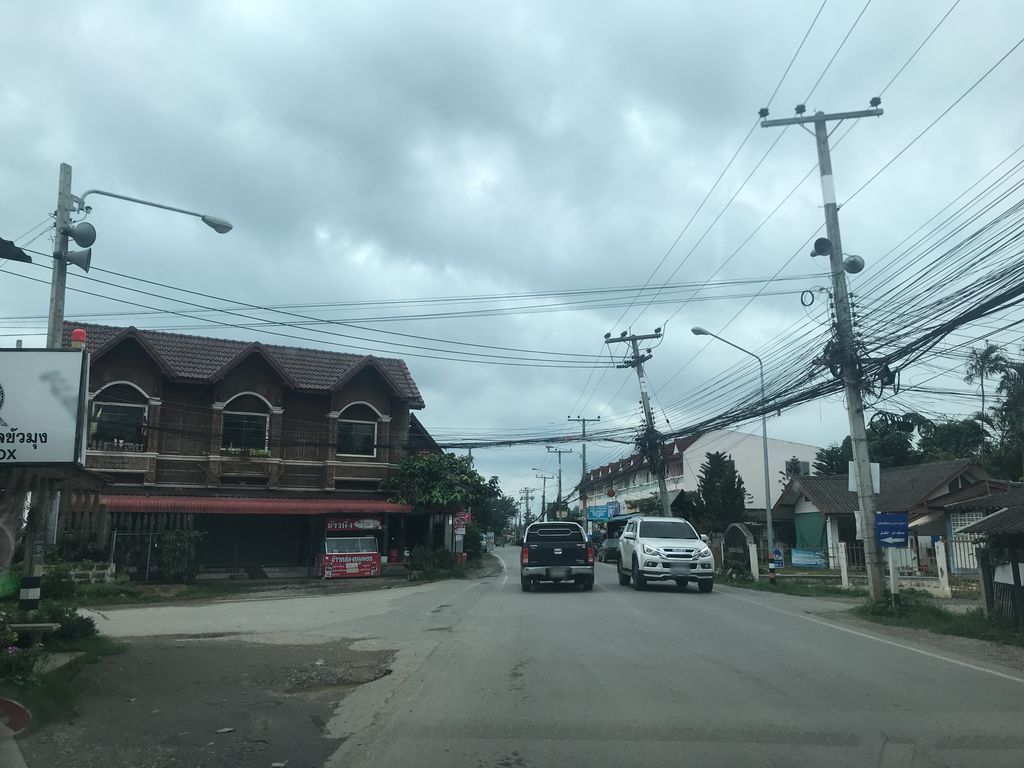 ภาพถนนตรงที่ กรองแก้ว คอสเมติค ตั้งอยู่ ถ่ายโดย prasert พ.ศ. 2561 (2018) · A street-level view of where กรองแก้ว คอสเมติค · Karongkwae Khotmetik stands, by prasert in 2561 (2018)