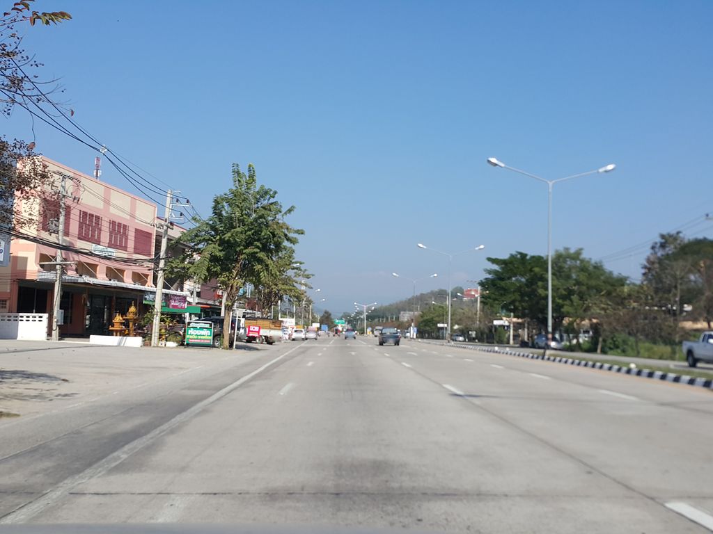 ภาพถนนตรงที่ หม่าล่าฮาเฮ ตั้งอยู่ ถ่ายโดย jrcarlsen พ.ศ. 2558 (2015) · A street-level view of where หม่าล่าฮาเฮ · Malahahe stands, by jrcarlsen in 2558 (2015)