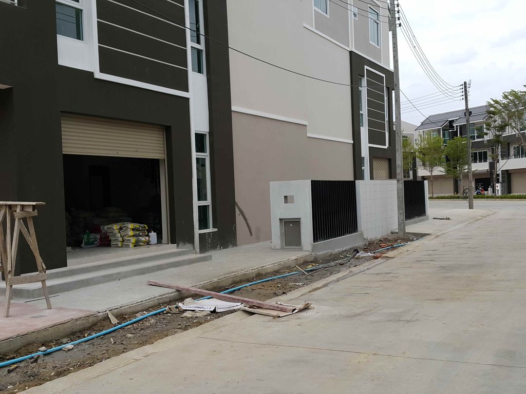 ภาพถนนตรงที่ Arin Clinic ตั้งอยู่ ถ่ายโดย jrcarlsen พ.ศ. 2558 (2015) · A street-level view of where Arin Clinic stands, by jrcarlsen in 2558 (2015)
