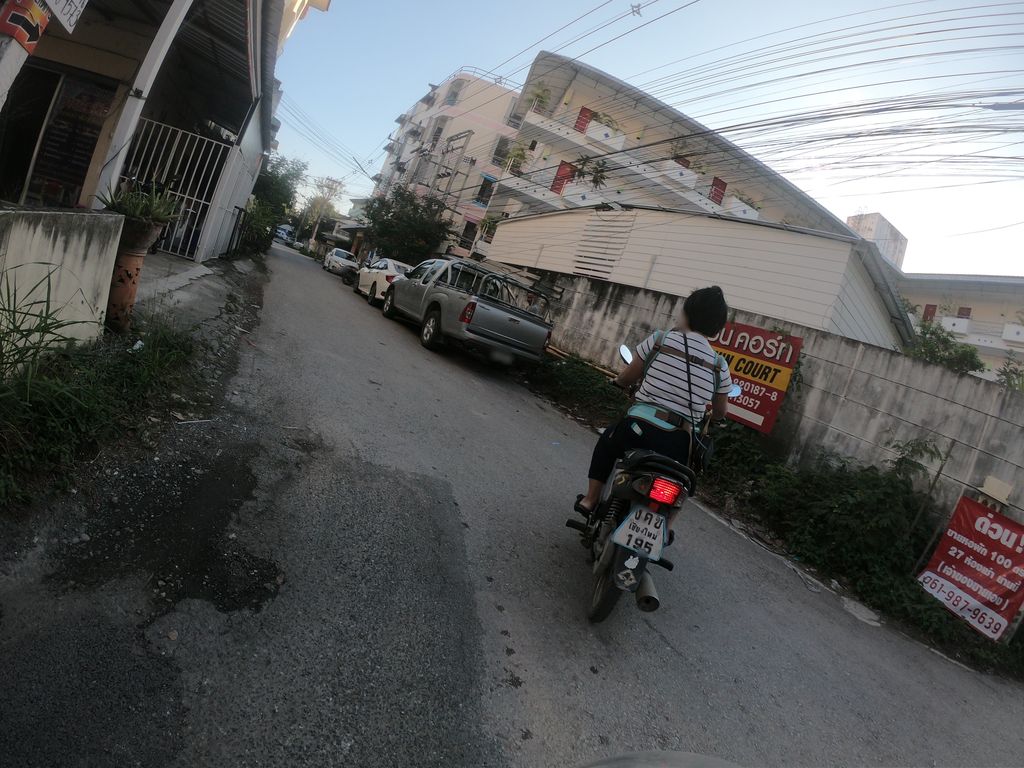 ภาพถนนตรงที่ 168 Barber Chiang Mai ตั้งอยู่ ถ่ายโดย chanuwath_grab พ.ศ. 2562 (2019) · A street-level view of where 168 Barber Chiang Mai stands, by chanuwath_grab in 2562 (2019)