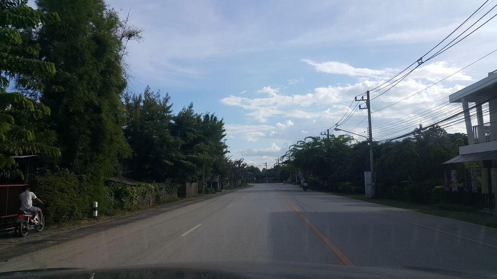 ภาพถนนตรงที่ ส.แตงโม ตั้งอยู่ ถ่ายโดย jrcarlsen พ.ศ. 2560 (2017) · A street-level view of where ส.แตงโม · Sa.taengmo stands, by jrcarlsen in 2560 (2017)