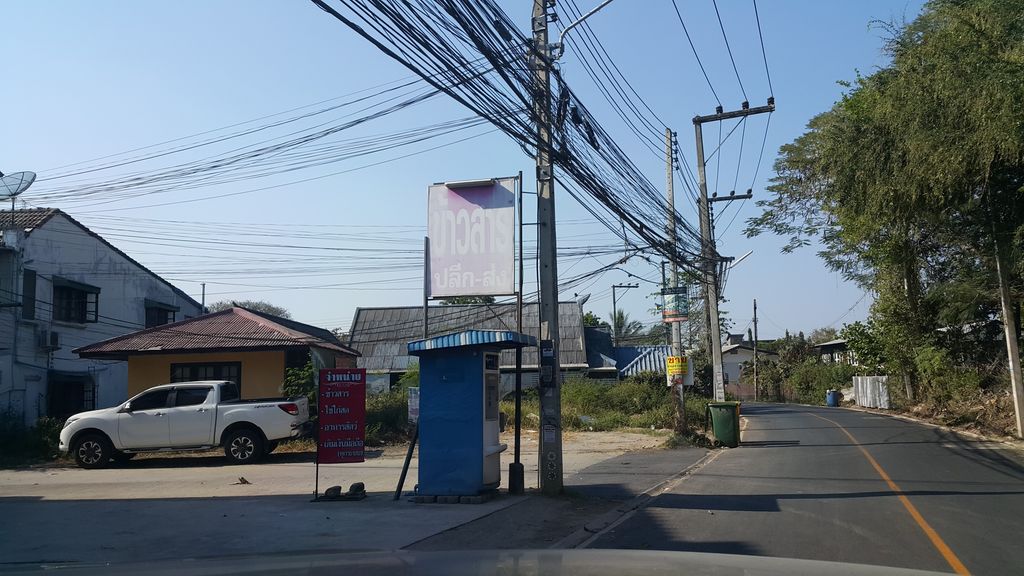 ภาพถนนตรงที่ ณัฐชา บิวตี้ ซาลอน ตั้งอยู่ ถ่ายโดย jrcarlsen พ.ศ. 2560 (2017) · A street-level view of where ณัฐชา บิวตี้ ซาลอน · Natcha Beauty Salon stands, by jrcarlsen in 2560 (2017)