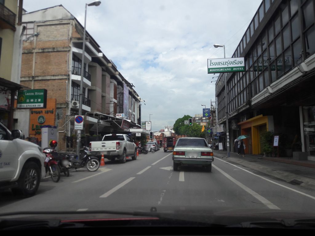 ภาพถนนตรงที่ Jay's Custom Tailor ตั้งอยู่ ถ่ายโดย ratchaphat พ.ศ. 2561 (2018) · A street-level view of where Jay's Custom Tailor stands, by ratchaphat in 2561 (2018)