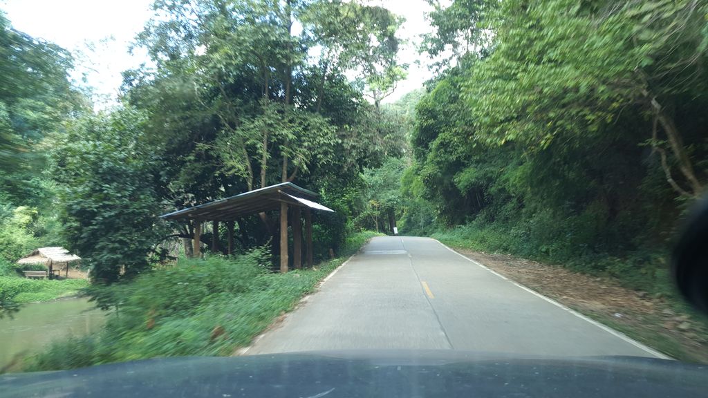 ภาพถนนตรงที่ จุดป้อนอาหารน้องช้าง ตั้งอยู่ ถ่ายโดย jrcarlsen พ.ศ. 2562 (2019) · A street-level view of where จุดป้อนอาหารน้องช้าง · Chut Ponahan Nong Chang stands, by jrcarlsen in 2562 (2019)