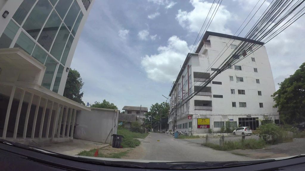 ภาพถนนตรงที่ Monday Wood-fired Pizza ตั้งอยู่ ถ่ายโดย kaart_3 พ.ศ. 2562 (2019) · A street-level view of where Monday Wood-fired Pizza stands, by kaart_3 in 2562 (2019)