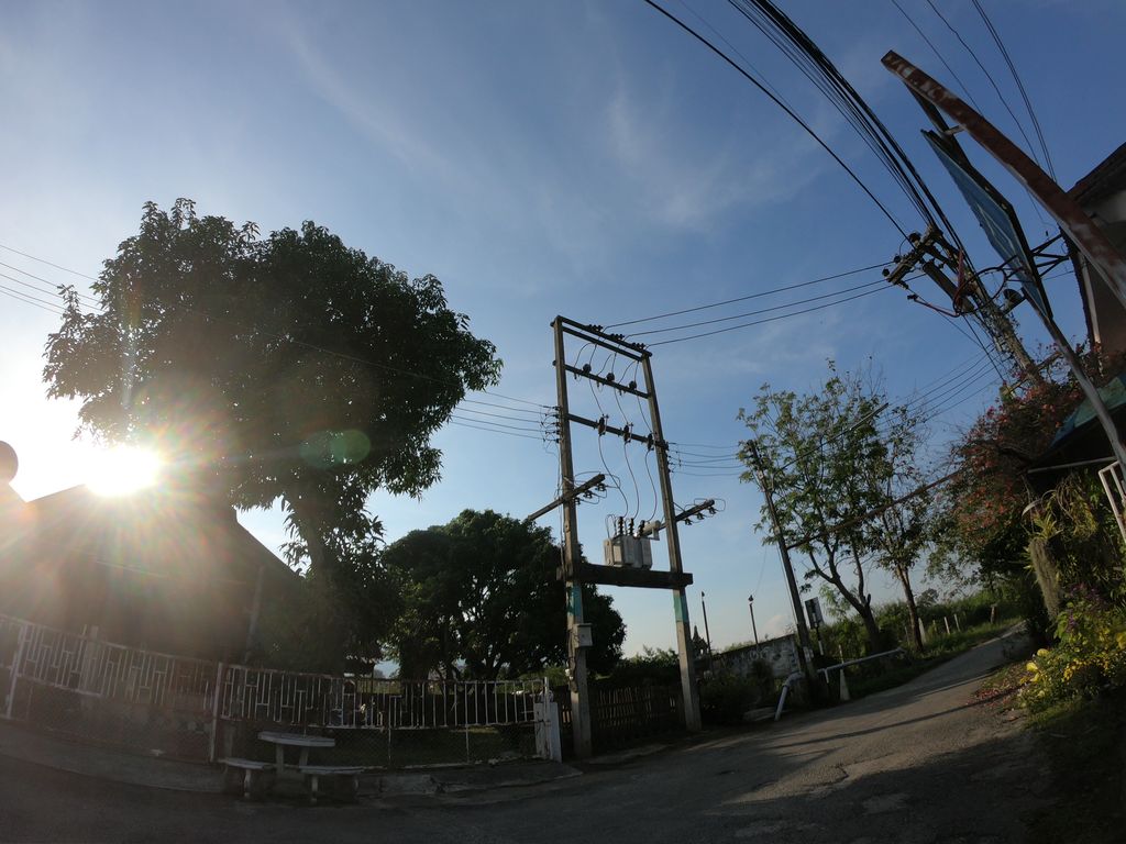 ภาพถนนตรงที่ หมู่บ้านเวียงชลลดา ตั้งอยู่ ถ่ายโดย chanuwath_grab พ.ศ. 2562 (2019) · A street-level view of where หมู่บ้านเวียงชลลดา · Wiang Chalonda Village stands, by chanuwath_grab in 2562 (2019)