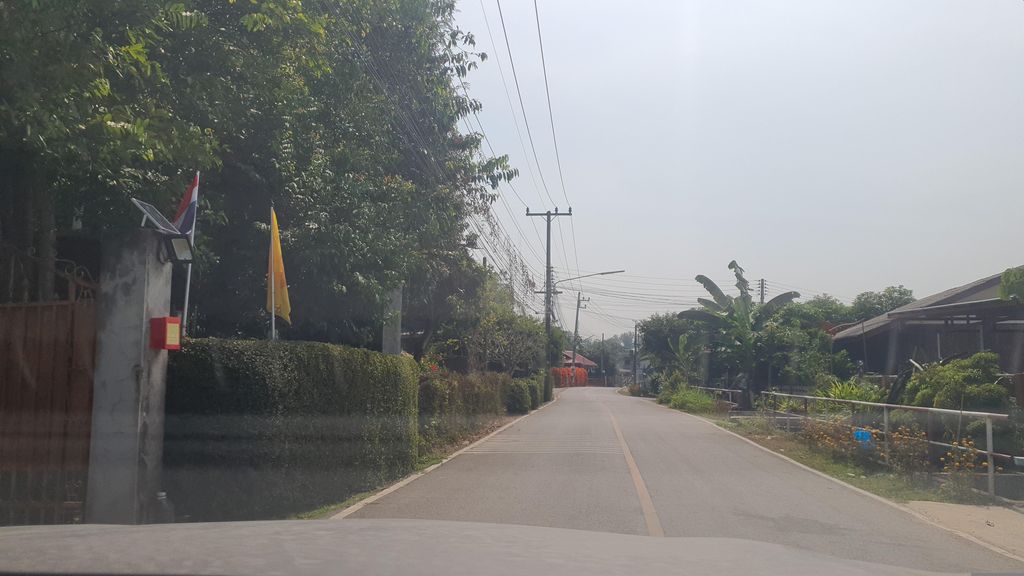 ภาพถนนตรงที่ ร้านตามใจแอ้ ตั้งอยู่ ถ่ายโดย jrcarlsen พ.ศ. 2566 (2023) · A street-level view of where ร้านตามใจแอ้ · Ran Tamchai Ae stands, by jrcarlsen in 2566 (2023)