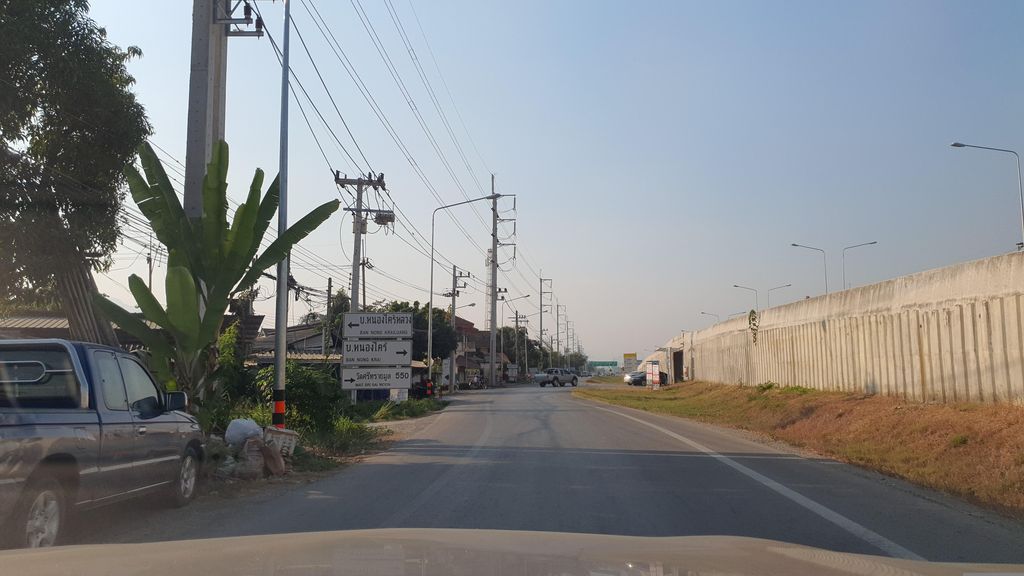 ภาพถนนตรงที่ ยากูซ่ายำแซ่บ ตั้งอยู่ ถ่ายโดย jrcarlsen พ.ศ. 2566 (2023) · A street-level view of where ยากูซ่ายำแซ่บ · Ya Ku Sa Yamsaep stands, by jrcarlsen in 2566 (2023)