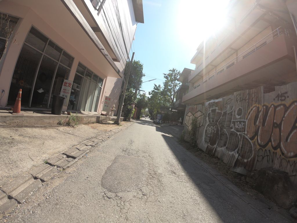 ภาพถนนตรงที่ CMBC Chiangmaibarcompany ตั้งอยู่ ถ่ายโดย chanuwath_grab พ.ศ. 2562 (2019) · A street-level view of where CMBC Chiangmaibarcompany stands, by chanuwath_grab in 2562 (2019)