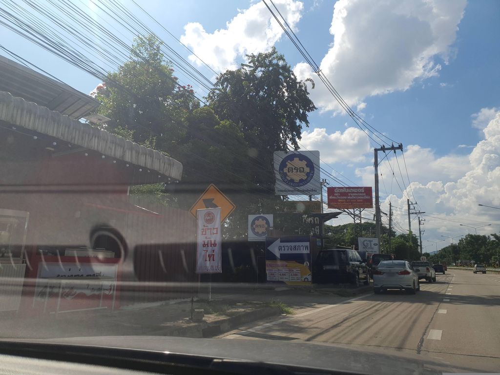 ภาพถนนตรงที่ เหล้าก๊ง มาแจม ตั้งอยู่ ถ่ายโดย jrcarlsen พ.ศ. 2566 (2023) · A street-level view of where เหล้าก๊ง มาแจม · Laokong Machaem stands, by jrcarlsen in 2566 (2023)