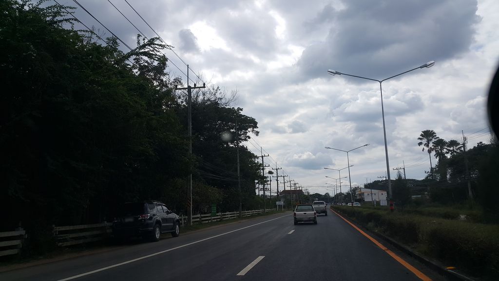 ภาพถนนตรงที่ เพลินบาร์ ตั้งอยู่ ถ่ายโดย jrcarlsen พ.ศ. 2561 (2018) · A street-level view of where เพลินบาร์ · Phloenba stands, by jrcarlsen in 2561 (2018)
