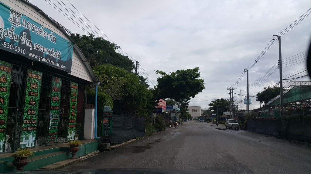 ภาพถนนตรงที่ แกรนด์อาร์ต คำเที่ยง ตั้งอยู่ ถ่ายโดย jrcarlsen พ.ศ. 2559 (2016) · A street-level view of where แกรนด์อาร์ต คำเที่ยง · Grand Art Khamthiang stands, by jrcarlsen in 2559 (2016)