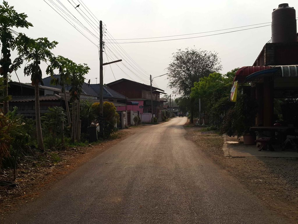 ภาพถนนตรงที่ ส้มตำฉำฉา ตั้งอยู่ ถ่ายโดย jrcarlsen พ.ศ. 2558 (2015) · A street-level view of where ส้มตำฉำฉา · Som Tam Chamcha stands, by jrcarlsen in 2558 (2015)