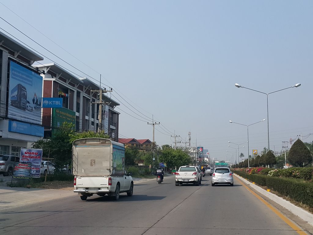 ภาพถนนตรงที่ ร้านสีครีมสติกเกอร์ สติกเกอร์ติดของชำร่วย สติกเกอร์พิมพ์รายชื่อแขกหน้าซอง ตั้งอยู่ ถ่ายโดย jrcarlsen พ.ศ. 2559 (2016) · A street-level view of where ร้านสีครีมสติกเกอร์ สติกเกอร์ติดของชำร่วย สติกเกอร์พิมพ์รายชื่อแขกหน้าซอง · Ran Sikhrim Sticker Sticker Tit Khongchamruai Sticker Phim Raichue Khaek Na Song stands, by jrcarlsen in 2559 (2016)