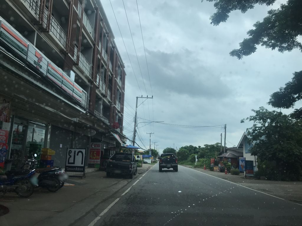 ภาพถนนตรงที่ HOP Chafe' ตั้งอยู่ ถ่ายโดย prasert พ.ศ. 2561 (2018) · A street-level view of where HOP Chafe' stands, by prasert in 2561 (2018)